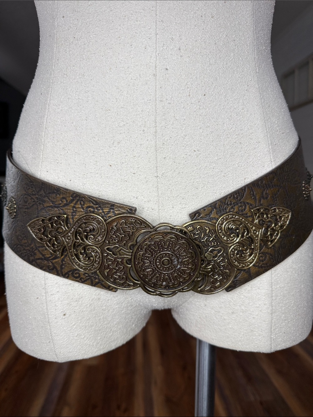 Chico's Wide Bronze Tone Etched Metal Belt Brown Leather Backing Adjustable M/L